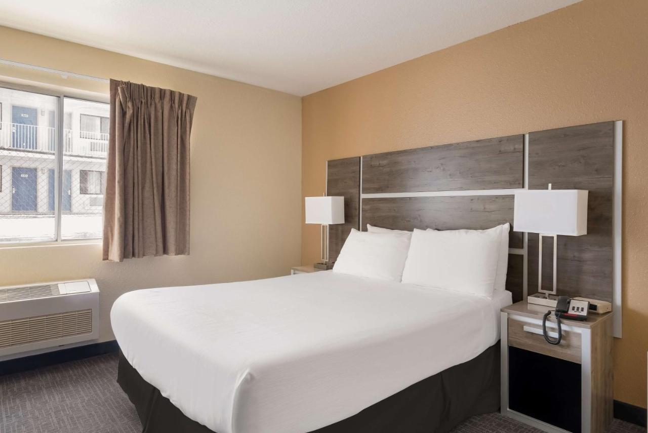 Surestay Hotel By Best Western Уэллс Экстерьер фото