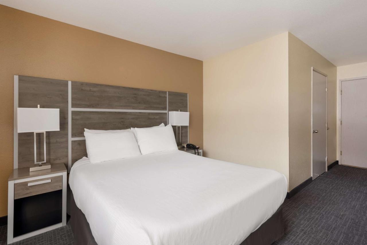 Surestay Hotel By Best Western Уэллс Экстерьер фото